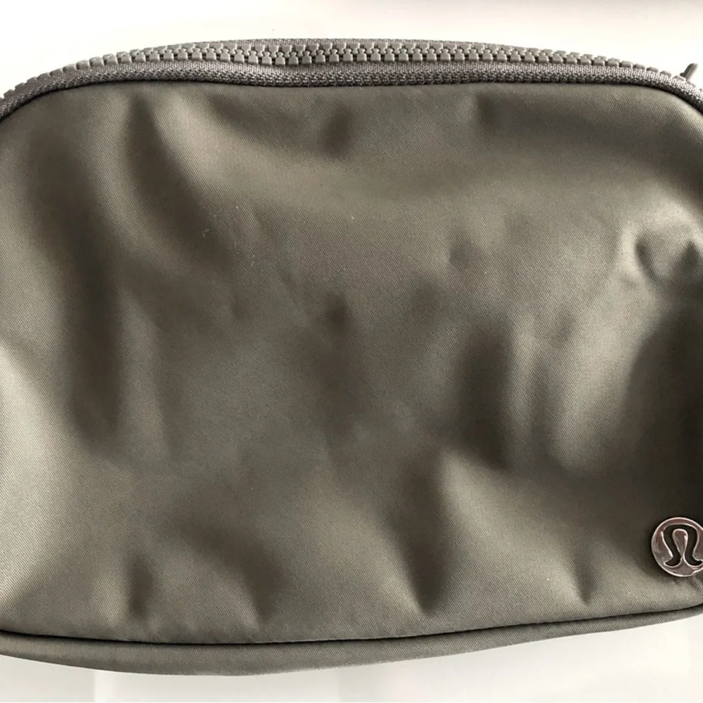 🆕  NEW Lululemon Everywhere Belt Bag Light Sage Green LARGE - Picture 5 of 8